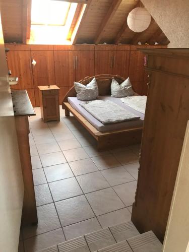 ヘッペンハイム・アン・デア・ベルクシュトラーセにあるPrivatzimmerの木製の部屋にベッド1台が備わるベッドルーム1室があります。