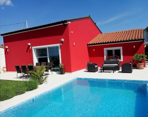 Bazén v ubytování Holiday House Anja nebo v jeho okolí