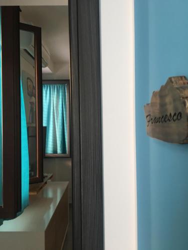 baño con espejo, tocador y lavabo en Casa Escape en Terrasini