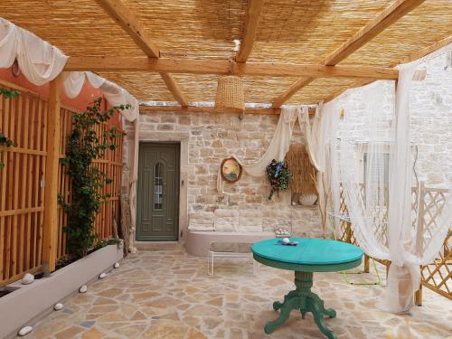 een kamer met een tafel en een stenen muur bij Paxos Fairytales Lovenest 2 in Gaios