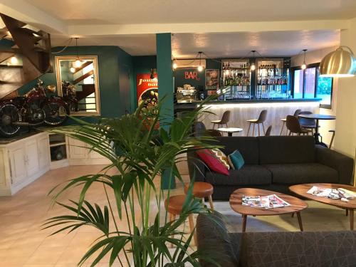 a living room with a couch and a bar at Les Pins Blancs en Provence in Le Muy