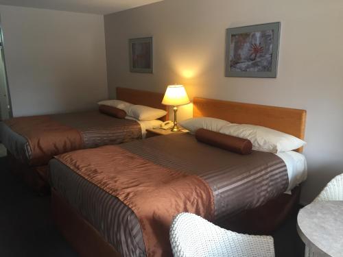 Postel nebo postele na pokoji v ubytování Avalon Inn
