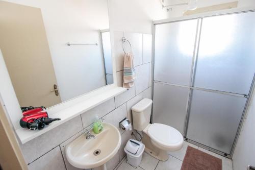 A bathroom at Apartamento Gramado 01