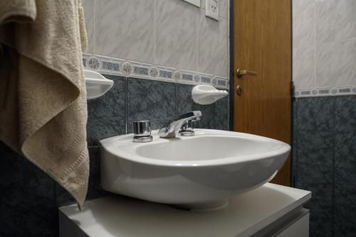 y baño con lavabo blanco y espejo. en Apartamento Inmejorable Ubicacion en Córdoba