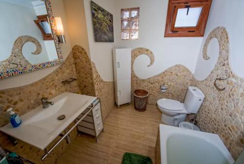 uma casa de banho com um WC branco e um lavatório. em Apartment in Playa de las Americas 1 em Playa de las Americas