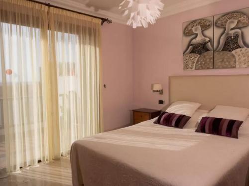 een slaapkamer met een bed en een groot raam bij Apartment in Playa de las Americas 1 in Playa de las Americas