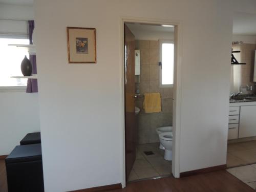 a bathroom with a toilet and a sink at Cozy I monoambiente en ciudad de Mendoza in Mendoza