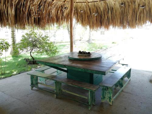 een picknicktafel met een fruitschaal erop bij Costa de Vikingos in Tolú