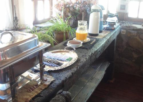 ein Tisch mit einem Glas Orangensaft darauf in der Unterkunft La Posta del Mistol in Las Tapias