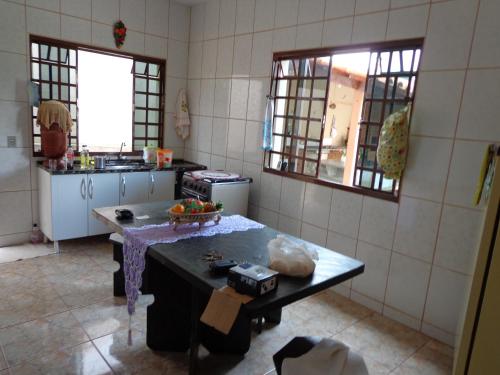 a kitchen with a table with a bowl of fruit on it at Casa Serra da Canastra - Chicó in São Roque de Minas