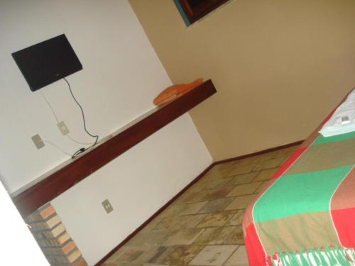 Una televisión o centro de entretenimiento en Pousada 7 Mares