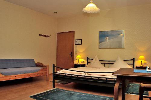 Een bed of bedden in een kamer bij Hotel-Restaurant Moselblümchen
