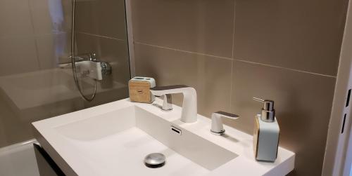 y baño con lavabo blanco y espejo. en Aventura 208 en Buenos Aires