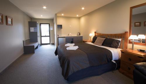 Una cama o camas en una habitación de Stations Inn