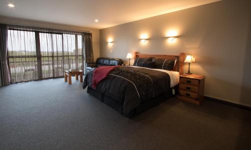 Una cama o camas en una habitación de Stations Inn