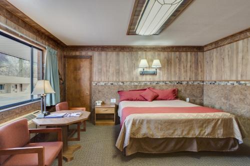 Postel nebo postele na pokoji v ubytování Zion Park Motel