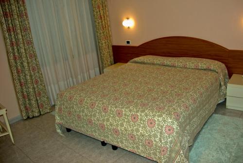 a bedroom with a bed in a room at Hotel Cristallo in Lerici