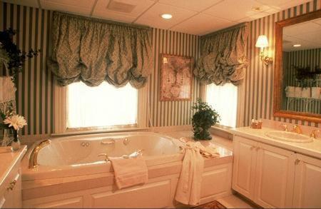 baño grande con bañera y lavamanos en Wynstone Inn, en Newport