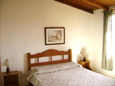 una camera con un letto e due tavoli e una finestra di Cabañas Aguamarina a Punta Del Diablo
