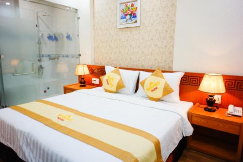 a hotel room with a bed and a shower at NỮ HOÀNG HOTEL in Phan Rang