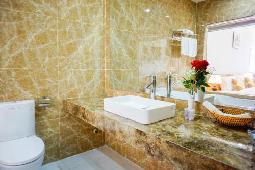 a bathroom with a sink and a toilet at NỮ HOÀNG HOTEL in Phan Rang