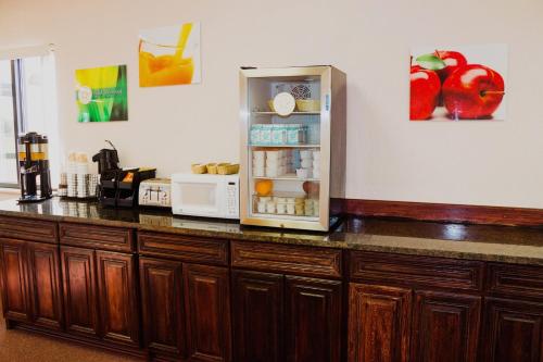- un comptoir de cuisine avec un réfrigérateur ouvert dans l'établissement Americas Best Value Inn-Fredonia, à Fredonia