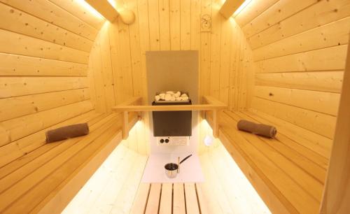 a room with a sauna with a table in it at Oduo Nature in Jalhay