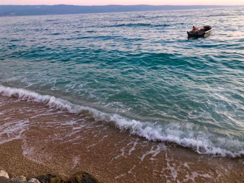a small boat in the water on the beach at Ferienwohnung Dalmatien in Dugi Rat