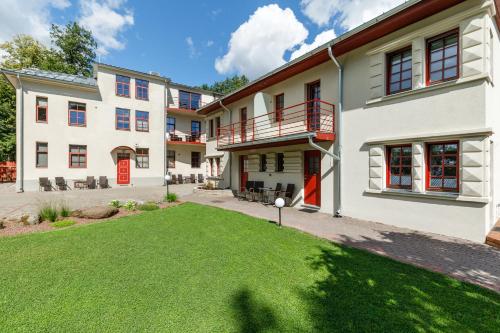 una vista exterior de un edificio con patio en Vabaduse Apartments, en Pärnu