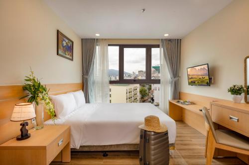Postel nebo postele na pokoji v ubytování The Swan Nha Trang Hotel