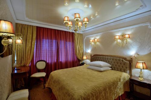 ブラーツクにあるHotel Taigaのベッドルーム1室(ベッド1台、シャンデリア付)