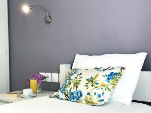 een kussen op een bed naast een tafel bij IRIDA Studios Hotel & Pool in Plakias