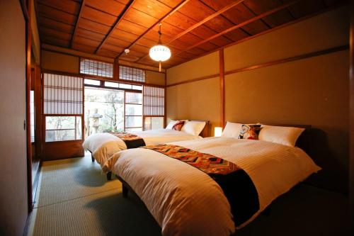 2 letti in una camera con 2 finestre di Matsuharu ANN a Kyoto
