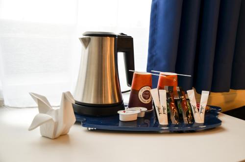 Utensilios para hacer té y café en Hôtel ORIGAMI
