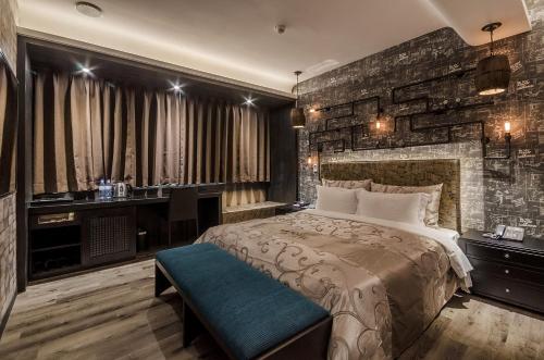 ein Schlafzimmer mit einem großen Bett und einer Steinmauer in der Unterkunft 合樂商旅 He&Le in Taichung
