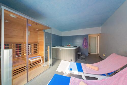 Schlafzimmer mit einem Bett, einer Badewanne und einem Waschbecken in der Unterkunft Villa Petra, Kaštelir in Kaštelir