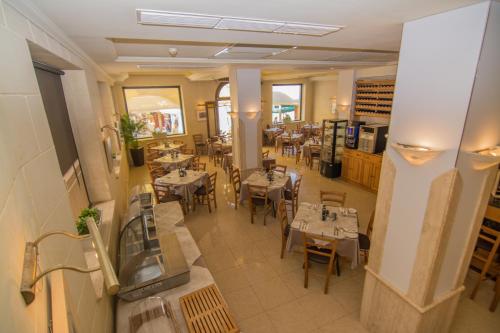 an overhead view of a restaurant with tables and chairs at Hotel San Andrea in Xlendi