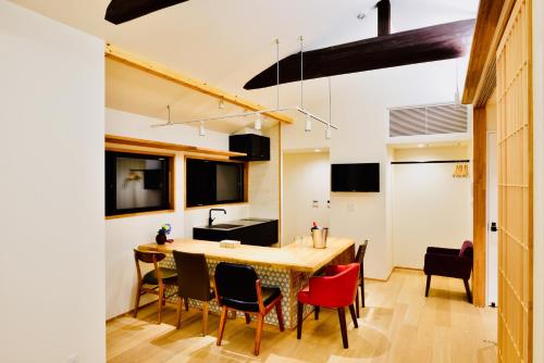 - une cuisine et une salle à manger avec une table et des chaises dans l'établissement Cochien Imperial Garden, à Kyoto