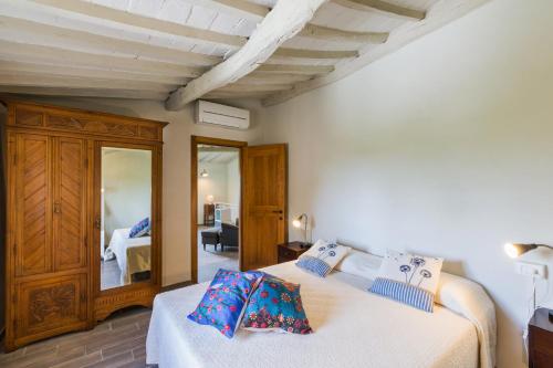 a bedroom with two beds and a large mirror at San Casciano - Appartamenti Podere Ianni in San Casciano in Val di Pesa
