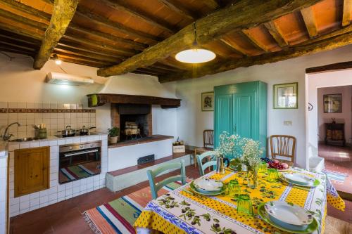 una cucina con tavolo e una cucina con piano cottura di Podere Ianni a San Casciano in Val di Pesa