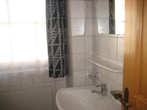 a bathroom with a sink and a mirror at Ad-Capellam in Kappl