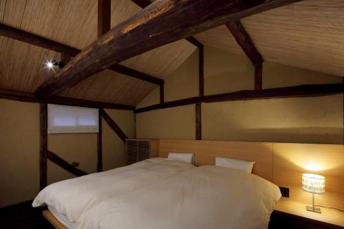 Postel nebo postele na pokoji v ubytování 滔々 御崎 町家の宿 toutou Onzaki Machiya no Yado
