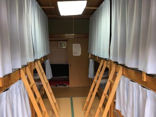 Palanda nebo palandy na pokoji v ubytování Towadako Hostel