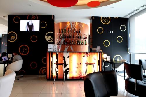 a bar in a restaurant with black and orange walls at Star Inn Porto in Porto