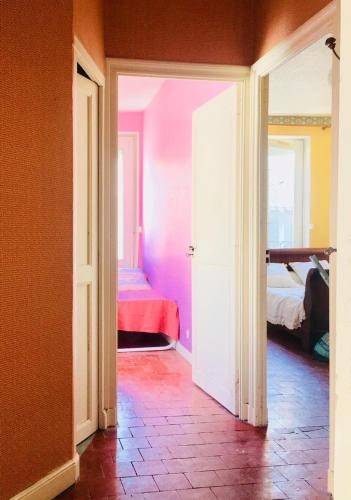 Les Chambres des Barquesにあるベッド