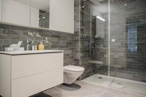 Ένα μπάνιο στο Apartment JungfrauCenter Bällenhöchst - GRIWA RENT AG