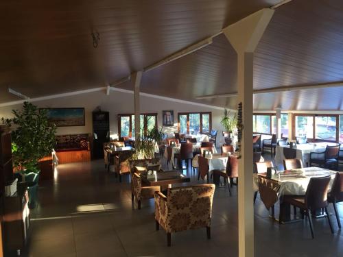 a dining room with tables and chairs in a restaurant at Arapgir Nazar Hotel in Arapkir