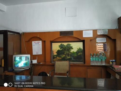ein Wartezimmer mit einem TV und Wasserflaschen in der Unterkunft GP Mansion in Chennai