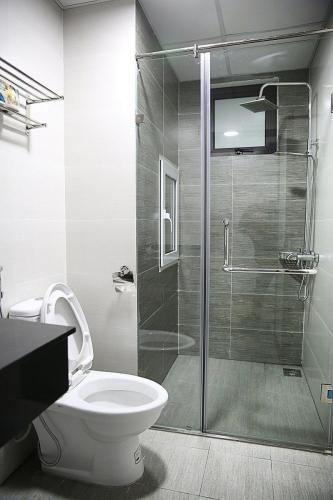 Bilik mandi di V House 6 Serviced Apartment