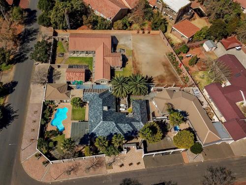 an overhead view of a house with a swimming pool at Royl Court Guesthouse in Kimberley